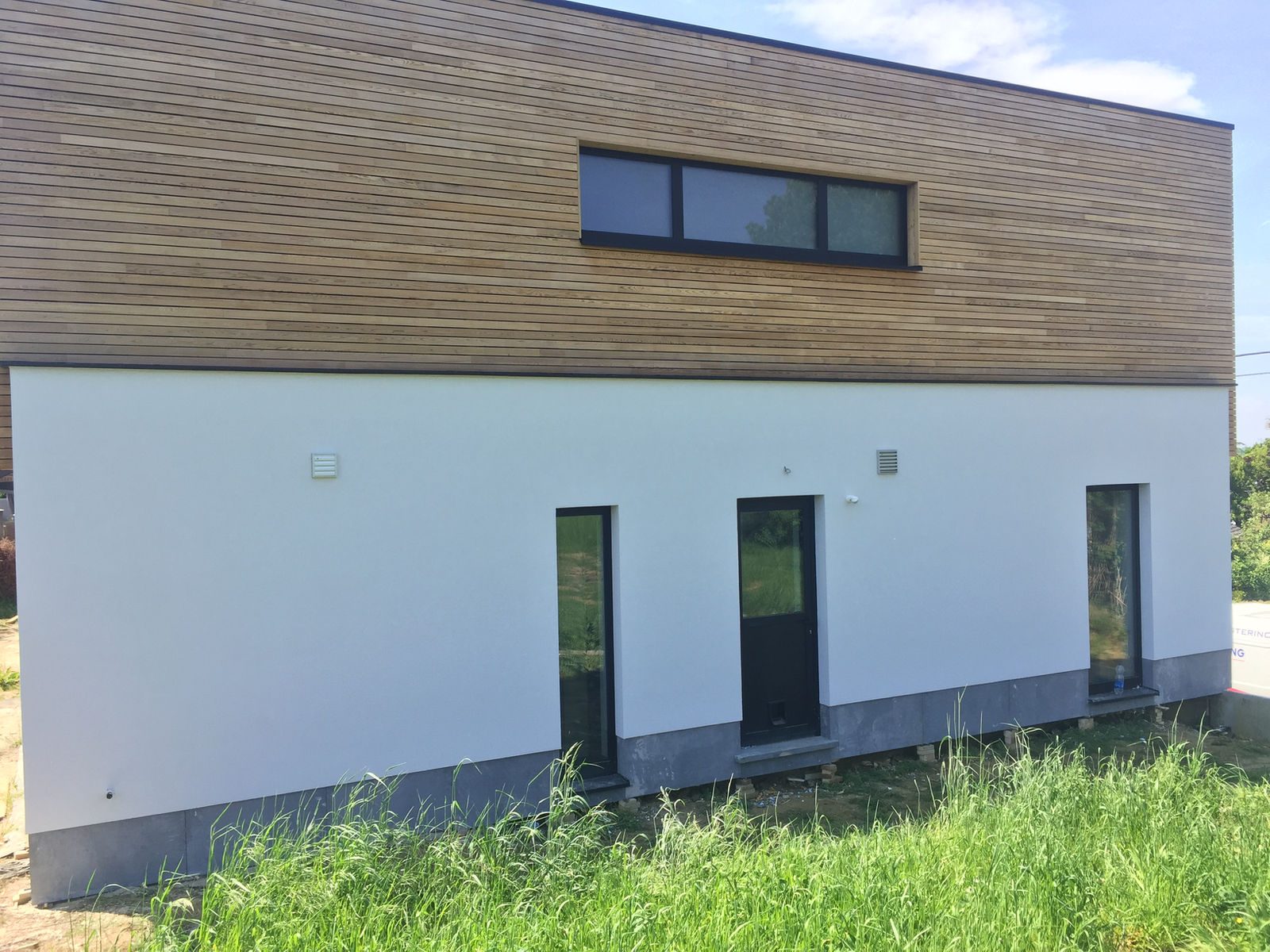 Houten geveldelen gecombineerd met witte crepi