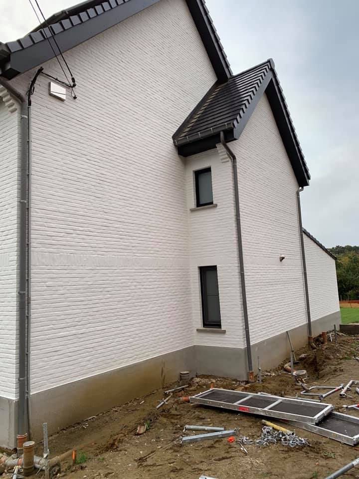 Gekaleide gevel in gebroken wit door Facade Concept