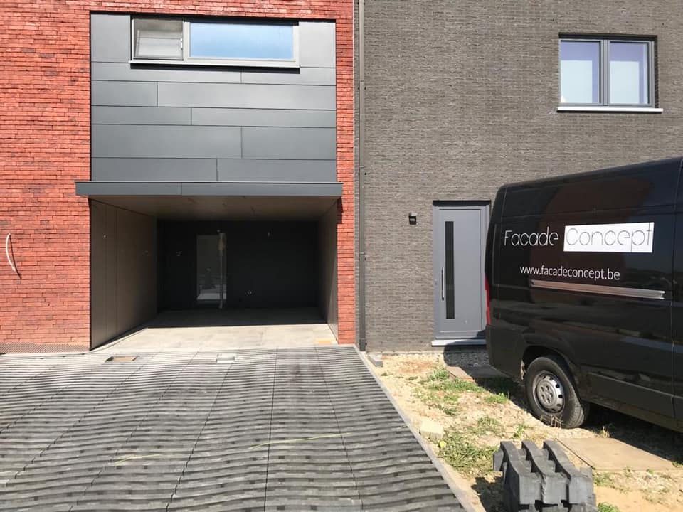 Grijze Trespa gevelpanelen geplaatst door Facade Concept