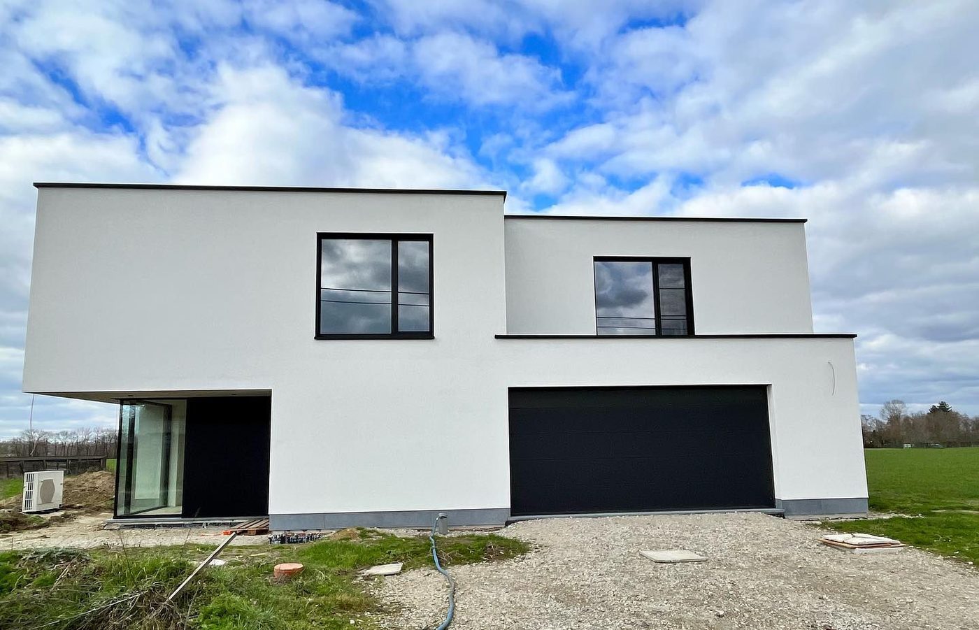 Moderne nieuwbouwwoning volledig afgewerkt met witte crepi