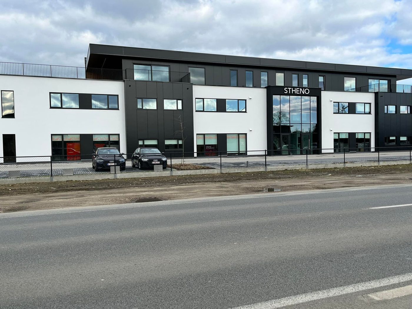 Rij nieuwbouwwoningen met witte en antracietgrijze gevelbepleistering