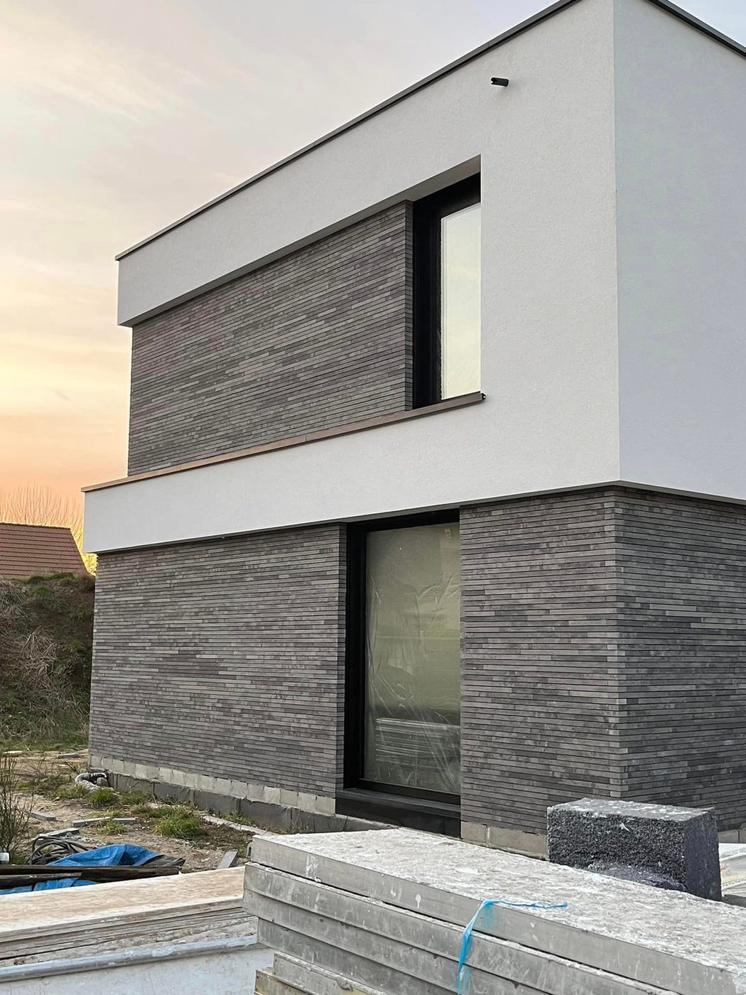 Moderne woning met grijze steenstrips in twee tinten