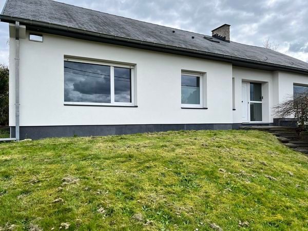 Bungalow met lichtgrijze crepi en donkergrijze plint