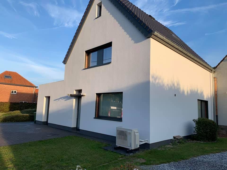 Vrijstaande woning na gevelisolatie met witte sierpleister