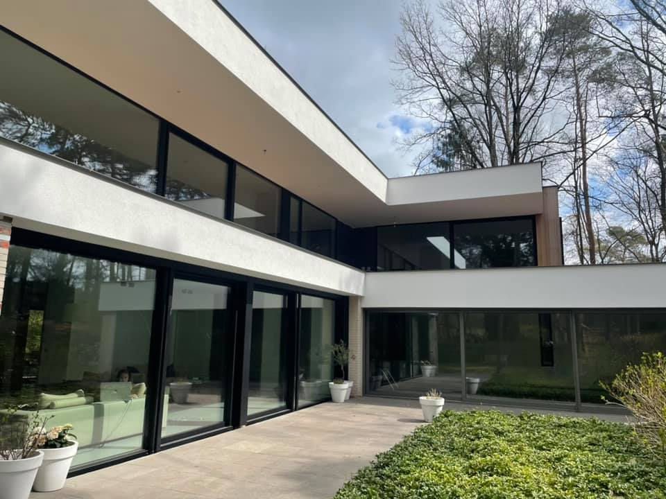 Moderne villa met witte crepi en grote raampartijen
