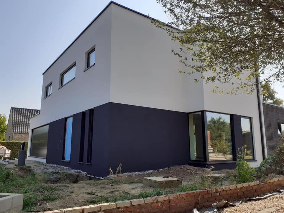 Dezelfde woning na isolatie en gevelbepleistering in wit en antraciet