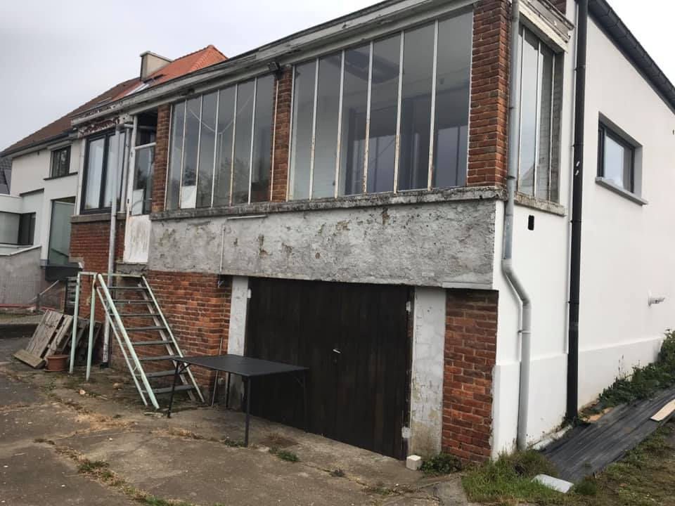 Hoekwoning met verouderde veranda voor de werken
