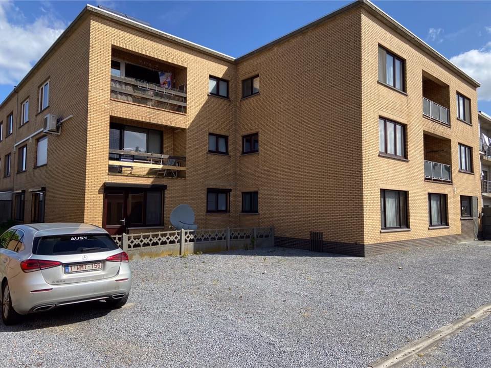 Vrijstaande woning met verouderde gevel voor de renovatie